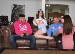 Khi nhà có mỗi 1 máy chơi game mà có đến 4 anh chị em